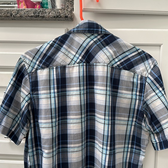 Men's size medium used blue pattern Ecko Unltd short sleeve button up shirt. - Picture 4 of 5